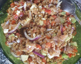 Foto del paso 3 de la receta: Ensalada de lentejas con salmón, aguacate y queso