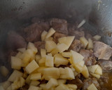 Foto del paso 3 de la receta: Estofado de cerdo con salsa de vino y manzana