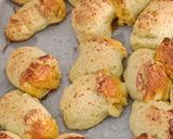 A legfinomabb sajtos, burgonyás, medvehagymás pogácsa recept fázis 4 fotója