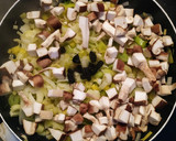 Foto del paso 3 de la receta: Lasaña de puerros, setas shiitake, ajo negro, carne