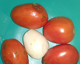 Foto del paso 1 de la receta: Salsa criolla bien argentina y casera 🐾🐼sin cocción 2 en una