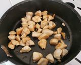 Une image de l'étape 2 de Dahl de lentilles, patates douces, poulet.
