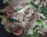 รูปขั้นตอนการทำที่ 7 ของ บะหมี่ผักผัดหมูสไลซ์