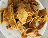A picture of step 1 of Chilli Egg chapathi scramble.