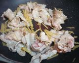 A picture of step 2 of Quick-braised Spicy Hot Pork, Mushrooms and Harusame Bean Noodles.