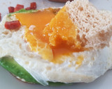 Foto del paso 2 de la receta: Huevo con aguacate y tostada de queso fresco