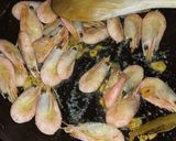 A picture of step 3 of Olive oil and Garlic Prawns.