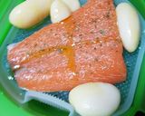 Foto del paso 2 de la receta Salmón al vapor (Lékué) sano y en 5 min