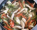 Foto del paso 2 de la receta: Fajitas de pollo 🐔 🌮