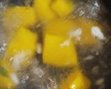 Foto langkah ke 2 dari resep Sayur Bening Katuk Labu Kuning.