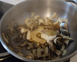Foto del paso 6 de la receta: Albóndigas de pollo en salsa de hongos