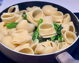 Foto del paso 5 de la receta: Galets con habas tiernas, bimi y pesto de almendras y canónigos