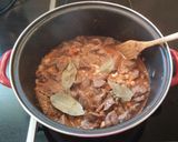 Ancsyka-féle sörös marhapörkölt, vele főtt petrezselymes burgonyagombóccal recept fázis 4 fotója