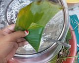 Foto langkah ke 3 dari resep Lupis Ketan Putih Bungkus Daun Pisang.