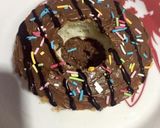 A picture of step 2 of Instant bun chocolate donut.
