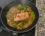 Foto del paso 2 de la receta: Merluza con espárragos trigueros gambas y almejas