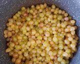 A picture of step 1 of Persian Khamse Angoor (Khamse Pateh) – Sugar-Free Grape Preserve.