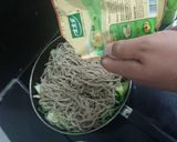 Foto langkah ke 4 dari resep Mie Goreng Terpaksa Vegan (Mengandung Prank).