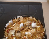 Foto del paso 4 de la receta: Arroz con merluza y almejas