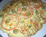 Foto del paso 7 de la receta: Focaccia de ajo (Con tomate, queso y aceitunas)