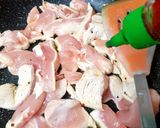 A picture of step 1 of My Sriracha flavoured Chicken on a Salad. 😗.