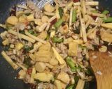 รูปขั้นตอนการทำที่ 2 ของ ผัดทั้งใบ+ก้านอ่อนกระเพรา #Useeverypart Basil Stir Fried