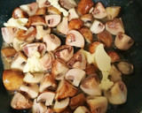 Foto del paso 3 de la receta: Filetes de pechuga de pollo a la crema de champiñones
