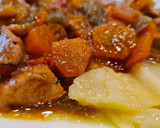 Foto del paso 8 de la receta: Estofado de pavo con verduras sobre cama de patatas al vino