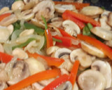 Foto del paso 5 de la receta: Pollo con champiñones y almendras, estilo oriental
