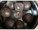 A picture of step 6 of Ragi ladoo.