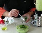 Foto del paso 2 de la receta: Salsa verde con aguacate