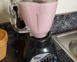 Foto del paso 3 de la receta: Agua de fresa y leche