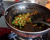 A picture of step 2 of Mushroom matar ki subji.