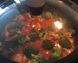 Foto del paso 5 de la receta: Pechugas guisadas con hongos y brócoli