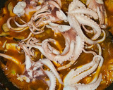 Foto del paso 5 de la receta: Pulpo con llanega negra y gambas cocidas con salsa tártara