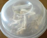 A picture of step 3 of Low-Calorie! Refreshing Mushrooms and Mekabu.