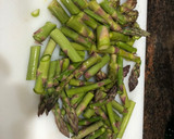 Foto del paso 1 de la receta: Espárragos salteados con huevo