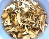 A picture of step 1 of Wakame Soup with the Soaking Liquid of Dried Maitake.