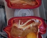 Foto del paso 2 de la receta: Huevos en cunita de morrón acolchados con queso 🥚 3 ingredientes + condimentos