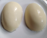 Foto del paso 3 de la receta: Huevo de Pascua de chocolate blanco  relleno
