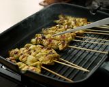 Foto langkah ke 5 dari resep Sate Ayam Singapura Devina Hermawan.