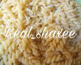 A picture of step 1 of Soyayyar makaroni da kwai.