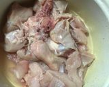 Foto langkah ke 1 dari resep Tumis ayam daun jeruk.