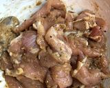 รูปขั้นตอนการทำที่ 2 ของ หมูผัดกระเทียมพริกไทย🐷