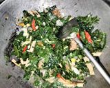 Foto langkah ke 4 dari resep Tumis daun singkong + ikan asin.