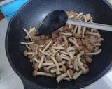 รูปขั้นตอนการทำที่ 4 ของ ตับผัดซีอิ๊วใส่หมูสับและเห็ดชิเมจิ