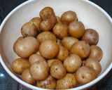 Foto langkah ke 1 dari resep Garlic Butter Baby Potatoes.