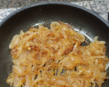 Foto del paso 2 de la receta: Tortilla de cebolla caramelizada y butifarró de ceba (morcilla de cebolla)