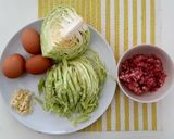 รูปขั้นตอนการทำที่ 1 ของ "กะหล่ำปลีผัดไข่ใส่หมูสับ"Stir Fried Cabbage with Eggs&Minced