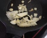 Foto langkah ke 2 dari resep Egg with Caramelized onion.